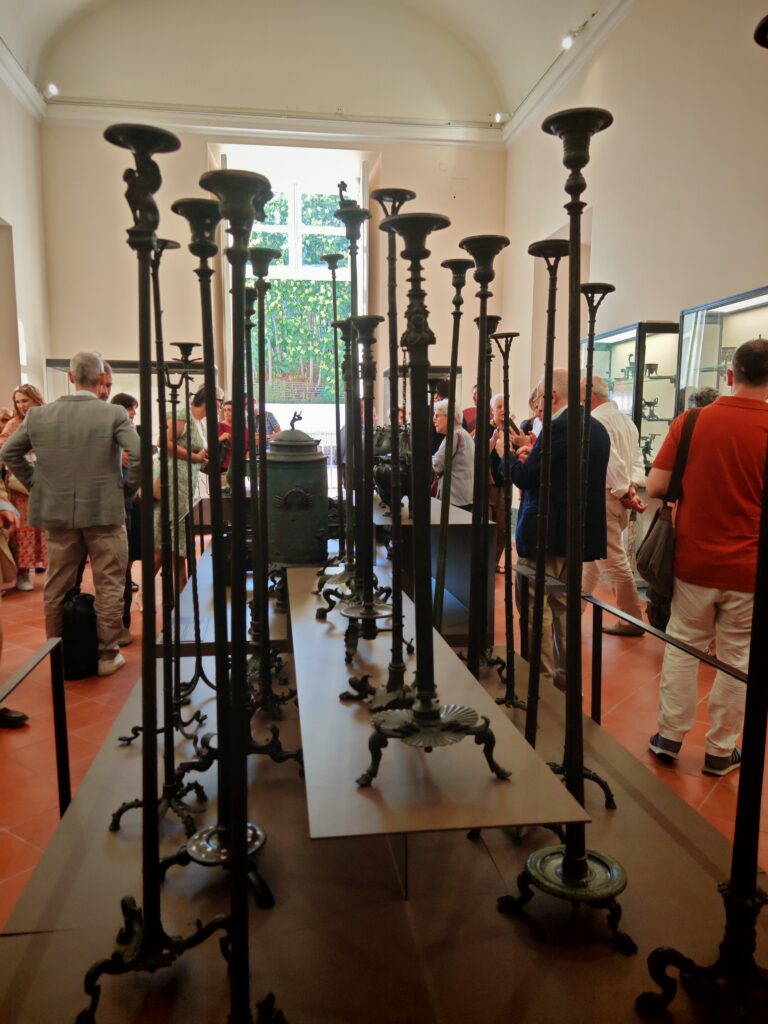 1000426379-768x1024 Domus. Gli arredi di Pompei