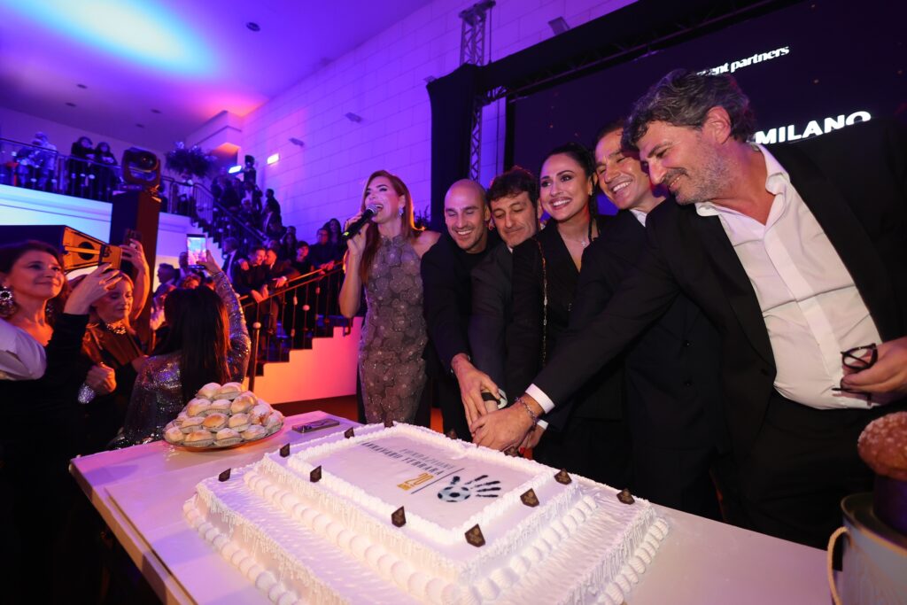 03-1024x683 Trionfo di solidarietà per i 20 anni della Fondazione Cannavaro Ferrara:500 cuori al Teatro Mediterraneo per i neonati della Federico II