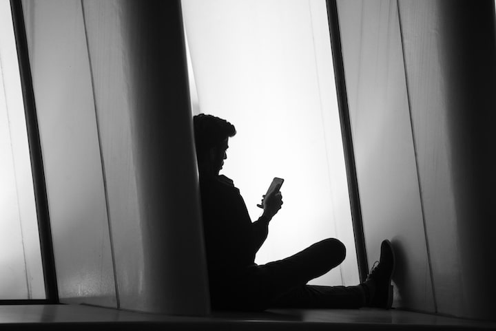 IMG_0222 “Ho lasciato la mia ragazza per un'AI": viaggio nella solitudine della Generazione Alpha.