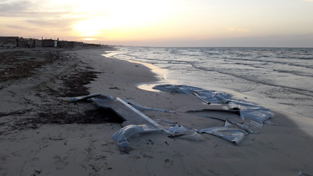 Resti-di-un-gommone-sulla-costa-di-Zuwara-portato-sulla-riva-dalla-corrente.-20170523_200334-1024x576-1 L’Orizzonte dell'Ultima Speranza: Oltre la Retorica delle Vite "Incaute"